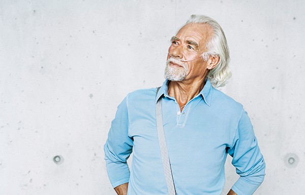 Ein Mann wird über eine Nasenbrille mit Sauerstoff von Linde versorgt