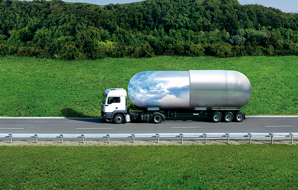 Camion avec une remorque en forme d'un comprimé fictif rempli d'oxygène