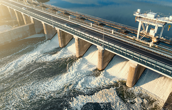 Staumauer unter hoher Belastung mit Betonkühlung für große Wandstärken