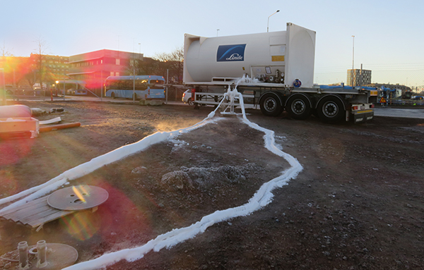 Gefrorene Schläuche leiten flüssigen Stickstoff (LIN) vom mobilen Linde-Gastank zur Bodenvereisung