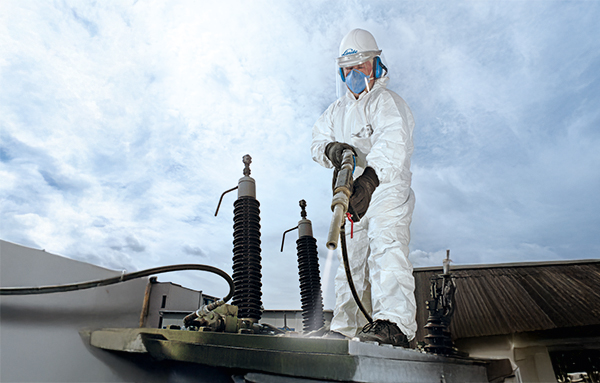 Un travailleur nettoie efficacement un toit avec la technologie Cryoclean®