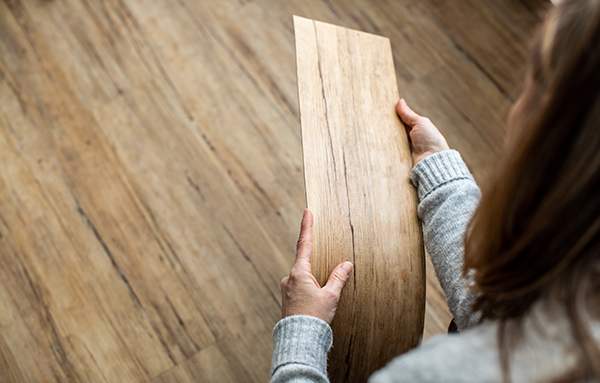 Frau hält Laminat-Paneele in den Händen, getrocknet mit Elektrodenstrahl-Trocknung