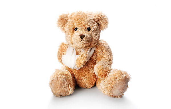 Teddybär mit Verbandswickel am Arm