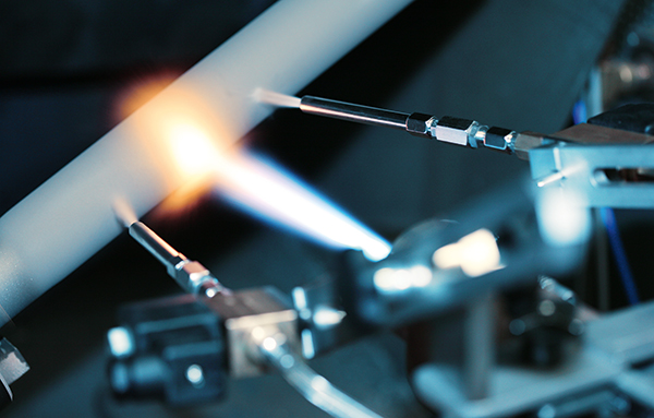 Thermisches Spritzen mit hohem Wärmeeintrag in das Grundmaterial, bei dem externes Kühlen notwendig sein kann, um Wärme von der Bauteiloberfläche abzuleiten