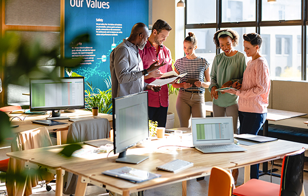 Mehrere Personen bei Besprechung um stehen